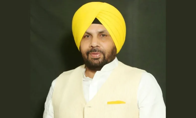 अंबेडकर जयंती समारोह के दौरान डॉ. भीमराव अंबेडकर को श्रद्धांजलि देते कैबिनेट मंत्री हरभजन सिंह ETO