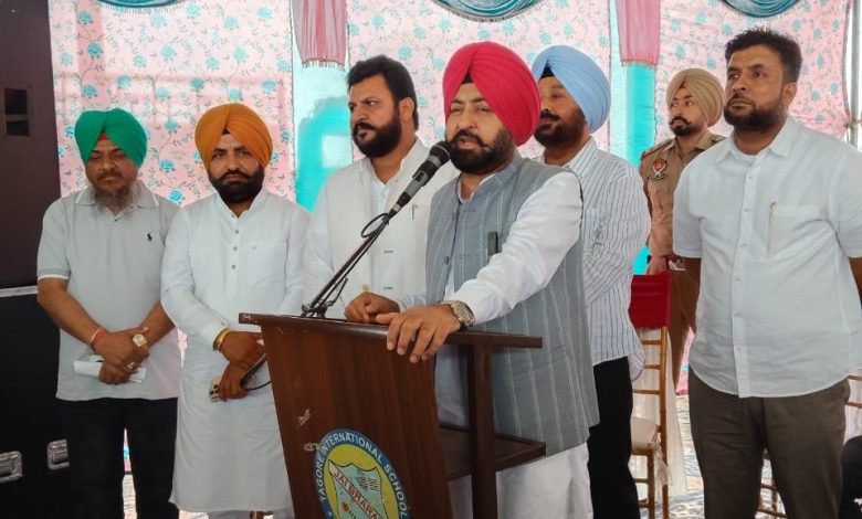 हरदीप सिंह मुंडियां सहनवाल मंडी में मान सरकार की उपलब्धियां साझा करते हुए