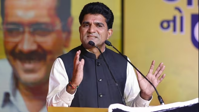 गुजरात में जीत का जश्न मनाते इसुदान गढ़वी और कार्यकर्ता; AAP ने गुजरात पंचायत चुनावों में ऐतिहासिक जीत दर्ज की।