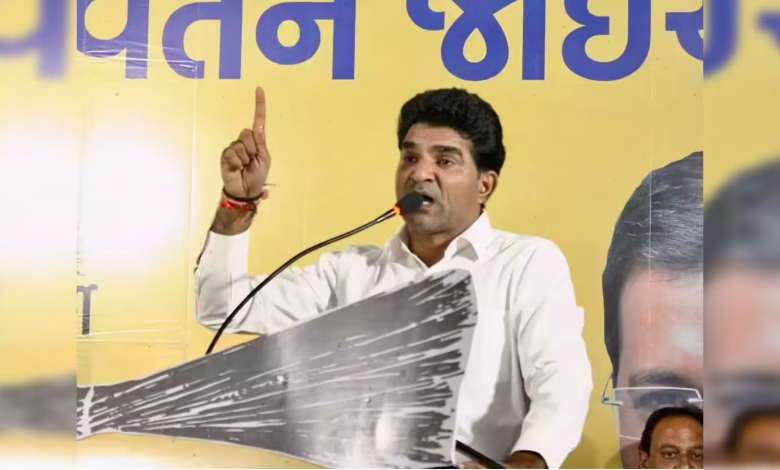 इसुदान गढ़वी लोकतंत्र बयान गुजरात 700 निर्विरोध सीटें बीजेपी पर आरोप