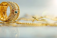 Gold Price Today में सोने के गहनों और बिस्किट के साथ बढ़ती कीमतों को दर्शाता दृश्य