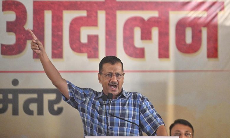 लखनऊ अग्निकांड के पीड़ितों के लिए राहत की मांग करते अरविंद केजरीवाल