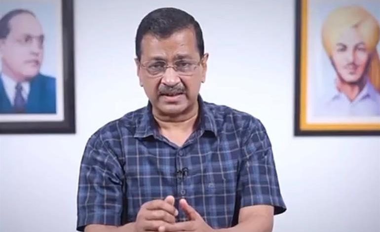 अरविंद केजरीवाल शराब नीति मामले में दिल्ली हाईकोर्ट के खिलाफ सत्याग्रह करते हुए