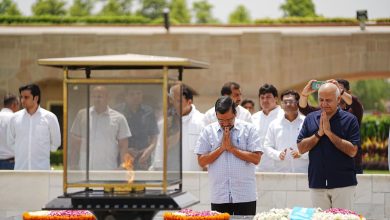 राजघाट पर महात्मा गांधी को श्रद्धांजलि अर्पित करते हुए अरविंद केजरीवाल और अन्य नेता।