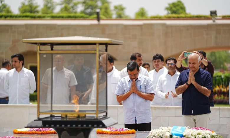 राजघाट पर महात्मा गांधी को श्रद्धांजलि अर्पित करते हुए अरविंद केजरीवाल और अन्य नेता।