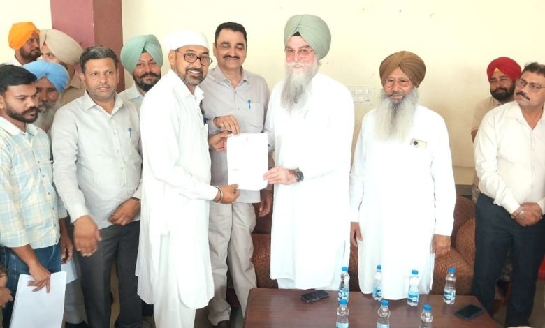 ‘लाल लकीर’ क्षेत्र में कानूनी घर का स्वामित्व पाते हुए परिवार, पंजाब विधानसभा स्पीकर कुलतार सिंह संधवां के साथ