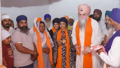 कुलतार सिंह संधवां को श्री गुरु ग्रंथ साहिब सम्मान बिल 2026 पारित होने पर गुरुद्वारा साहिब में सम्मानित करते हुए संगत।