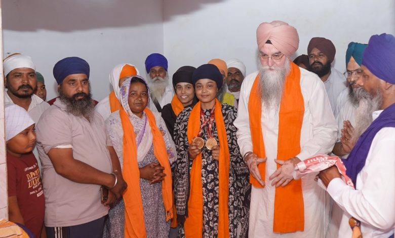 कुलतार सिंह संधवां को श्री गुरु ग्रंथ साहिब सम्मान बिल 2026 पारित होने पर गुरुद्वारा साहिब में सम्मानित करते हुए संगत।