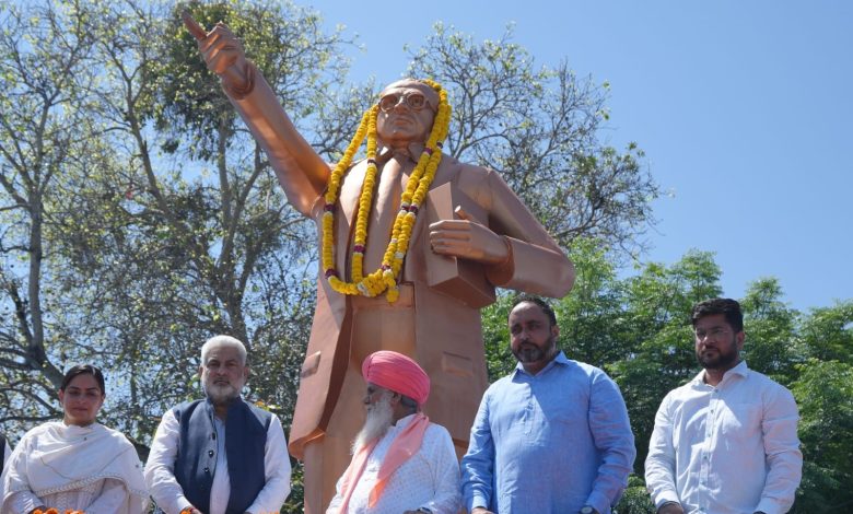 डॉ भीमराव अंबेडकर प्रतिमा अनावरण पठानकोट में मंत्री लाल चंद कटारुचक द्वारा उद्घाटन समारोह