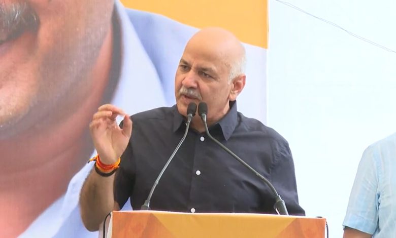 अंबेडकर जयंती पर मनीष सिसोदिया डॉ. भीमराव अंबेडकर को श्रद्धांजलि देते हुए और शिक्षा का संदेश साझा करते हुए।