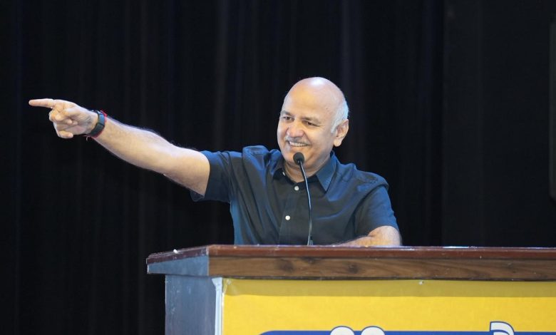मनीष सिसोदिया (Manish Sisodia) पंजाब में AAP कार्यकर्ताओं और ऑब्जर्वर-लीडर्स को संबोधित करते हुए।