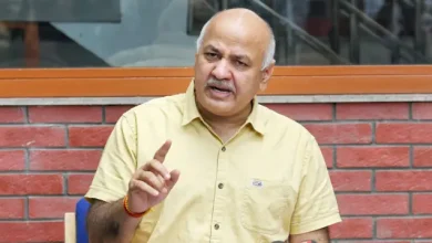 मनीष सिसोदिया की तस्वीर जिसमें वे गुजरात में भाजपा-कांग्रेस जॉइंट वेंचर के भ्रष्टाचार और मिलीभगत पर प्रेस कॉन्फ्रेंस कर रहे हैं।