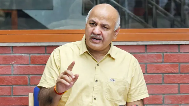 मनीष सिसोदिया की तस्वीर जिसमें वे गुजरात में भाजपा-कांग्रेस जॉइंट वेंचर के भ्रष्टाचार और मिलीभगत पर प्रेस कॉन्फ्रेंस कर रहे हैं।