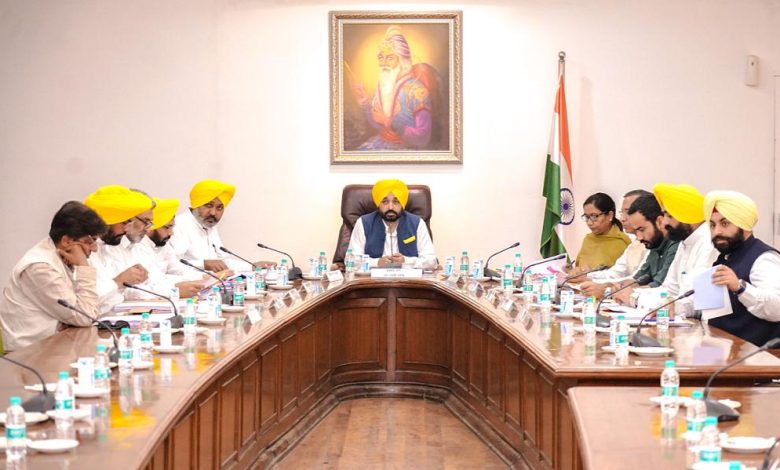 कैबिनेट बैठक की अध्यक्षता करते हुए मुख्यमंत्री भगवंत मान (Bhagwant Mann)
