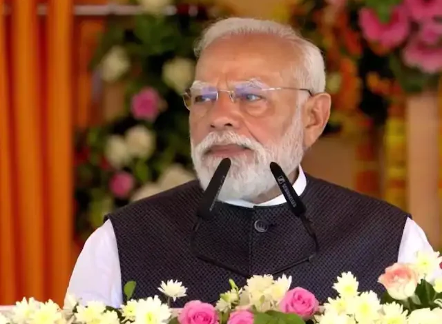 गंगा एक्सप्रेसवे का लोकार्पण करते पीएम मोदी उत्तर प्रदेश में बुनियादी ढांचे के विकास को दर्शाते हुए