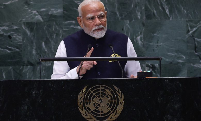 दिल्ली में CAPF नेतृत्व सम्मेलन की तैयारी करते सुरक्षा बल और पीएम मोदी की सांकेतिक तस्वीर।