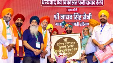 मुख्यमंत्री नायब सिंह सैनी फरीदाबाद रैली में विकास परियोजनाओं की घोषणा करते हुए