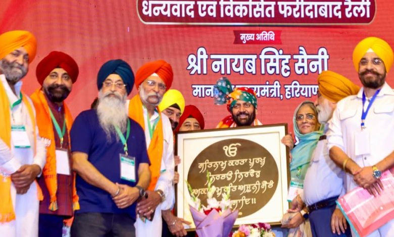 मुख्यमंत्री नायब सिंह सैनी फरीदाबाद रैली में विकास परियोजनाओं की घोषणा करते हुए