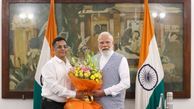 पीएम मोदी NITI Aayog सदस्य डॉ. गोवर्धन दास से विज्ञान और नीति निर्माण पर चर्चा करते हुए
