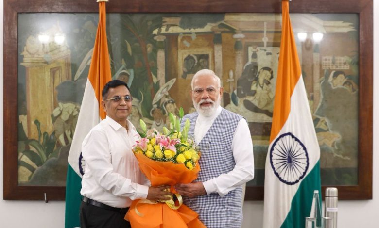 पीएम मोदी NITI Aayog सदस्य डॉ. गोवर्धन दास से विज्ञान और नीति निर्माण पर चर्चा करते हुए