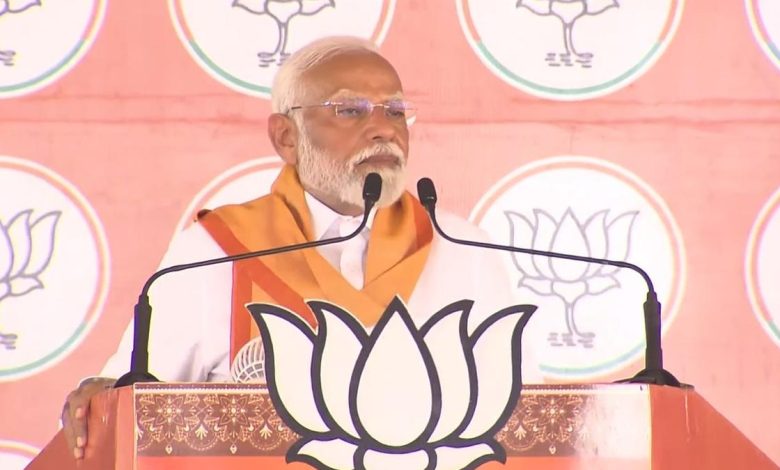 बीरभूम की जनसभा में पीएम मोदी की हुंकार और जनता का अभिवादन करते हुए प्रधानमंत्री नरेंद्र मोदी।