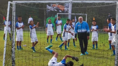 सिक्किम के गंगटोक में छोटे बच्चों के साथ फुटबॉल के मैदान पर गोल करते हुए पीएम मोदी।
