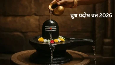 बुध प्रदोष व्रत 2026 के दौरान शिवलिंग पर हरी मूंग चढ़ाते हुए भक्त