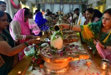 वैशाख माह का अंतिम प्रदोष व्रत 2026 की पूजा करते श्रद्धालु भगवान शिव की आराधना करते हुए