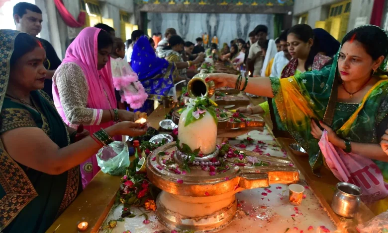 वैशाख माह का अंतिम प्रदोष व्रत 2026 की पूजा करते श्रद्धालु भगवान शिव की आराधना करते हुए