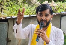 अस्पताल में घायल उम्मीदवार अजय बाम्भणिया से मुलाकात करते AAP नेता प्रवीण राम (Pravin Ram)