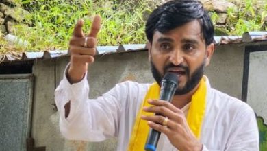 अस्पताल में घायल उम्मीदवार अजय बाम्भणिया से मुलाकात करते AAP नेता प्रवीण राम (Pravin Ram)