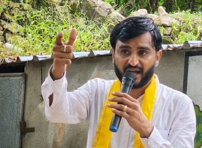 अस्पताल में घायल उम्मीदवार अजय बाम्भणिया से मुलाकात करते AAP नेता प्रवीण राम (Pravin Ram)