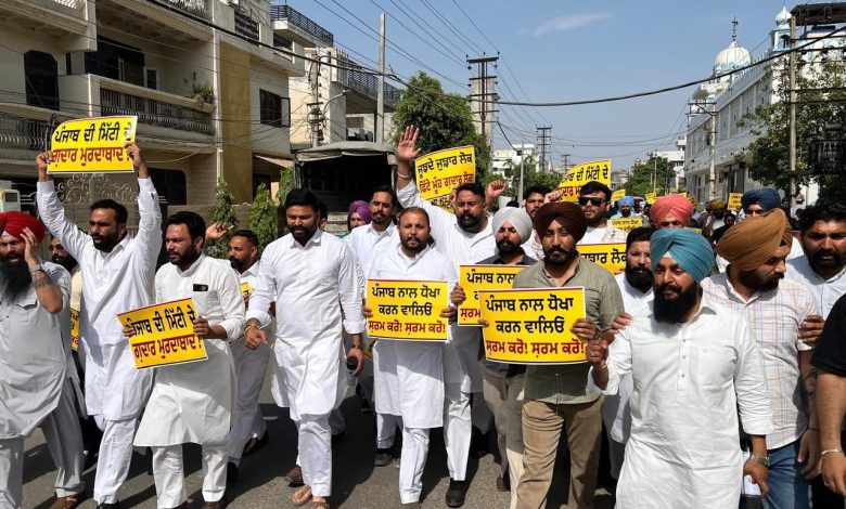 पंजाब भर में जनता का गुस्सा फूटा, दलबदलू सांसदों को दीवारों और सड़कों पर 'पंजाब के गद्दार' के नारों का करना पड़ा सामना