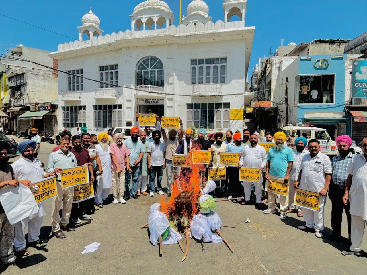 आप नेताओं और कार्यकर्ताओं द्वारा "पंजाब के गद्दारों" के खिलाफ राज्यव्यापी प्रदर्शन, दलबदलू संसद सदस्यों की सदस्यता रद्द करने की मांग