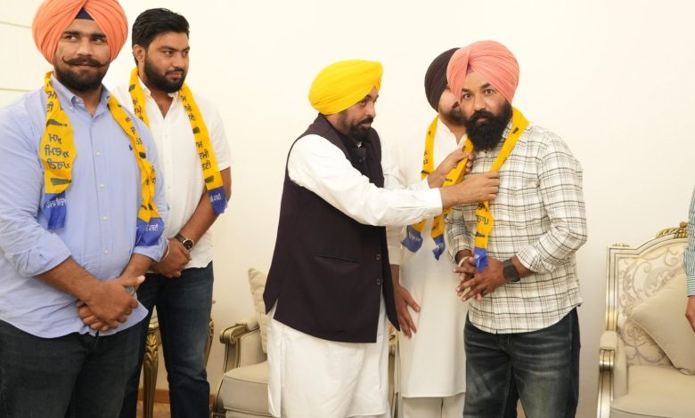 मशहूर पहलवान जस्सा पट्टी अपनी टीम सहित आम आदमी पार्टी में शामिल
