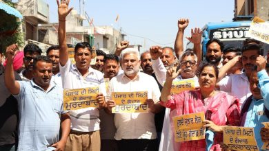 आप नेताओं और कार्यकर्ताओं द्वारा "पंजाब के गद्दारों" के खिलाफ राज्यव्यापी प्रदर्शन, दलबदलू संसद सदस्यों की सदस्यता रद्द करने की मांग