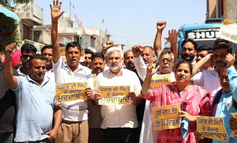 आप नेताओं और कार्यकर्ताओं द्वारा "पंजाब के गद्दारों" के खिलाफ राज्यव्यापी प्रदर्शन, दलबदलू संसद सदस्यों की सदस्यता रद्द करने की मांग