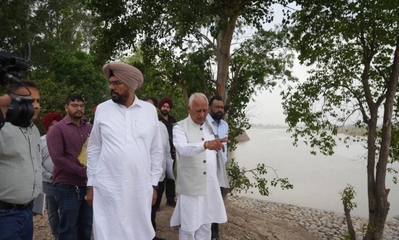 अजनाला में बाढ़ नियंत्रण प्रोजेक्ट्स का निरीक्षण करती मान सरकार (Mann government) की टीम