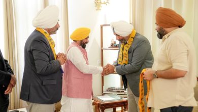 मुख्यमंत्री भगवंत मान ने जीएस घुमन और जीपीएस घुमन के आम आदमी पार्टी में शामिल होने के समारोह में दोनों वरिष्ठ वकीलों का स्वागत किया।