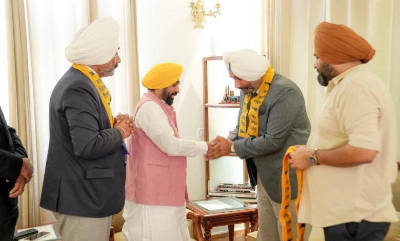 मुख्यमंत्री भगवंत मान ने जीएस घुमन और जीपीएस घुमन के आम आदमी पार्टी में शामिल होने के समारोह में दोनों वरिष्ठ वकीलों का स्वागत किया।