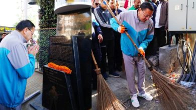 मुख्यमंत्री पुष्कर सिंह धामी “स्वेच्छा से स्वच्छता कार्यक्रम देहरादून” के दौरान सफाई अभियान में भाग लेते हुए