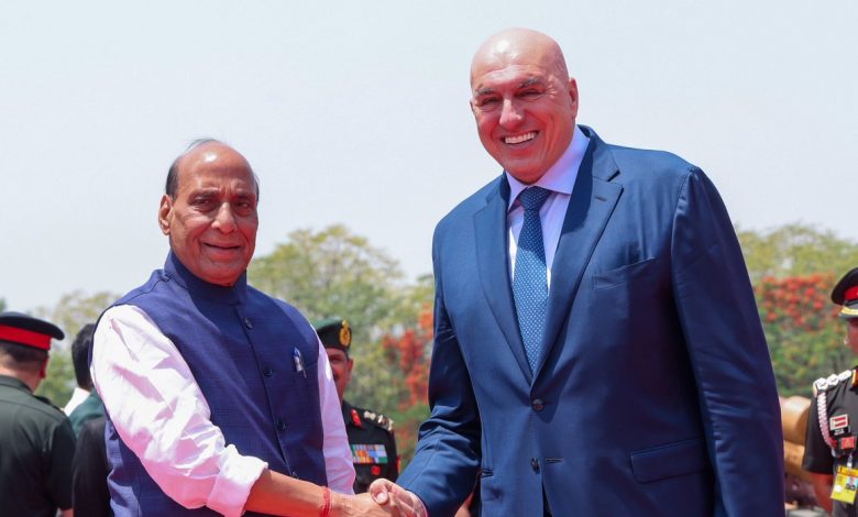 नई दिल्ली में भारत-इटली रक्षा सहयोग बैठक के दौरान राजनाथ सिंह और गुइडो क्रोसेटो।