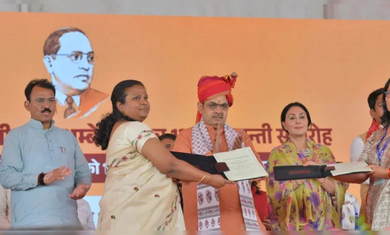 मुख्यमंत्री भजनलाल शर्मा अंबेडकर जयंती पर राजस्थान के युवाओं को तोहफा देते हुए ई-लाइब्रेरी की घोषणा कर रहे हैं।