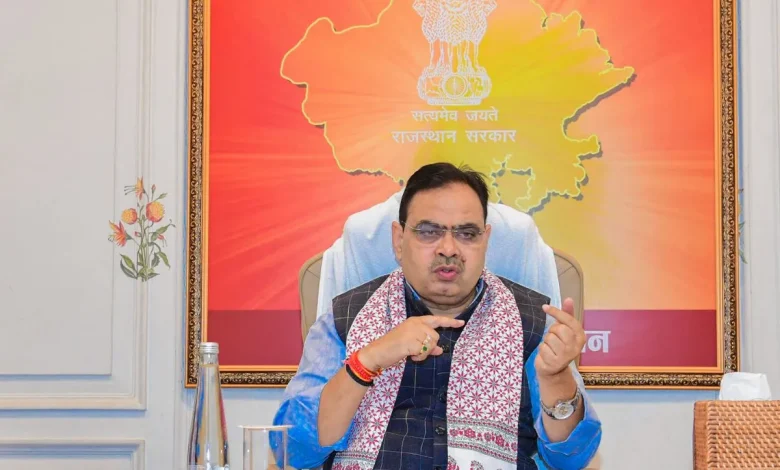 मुख्यमंत्री भजनलाल शर्मा जयपुर ट्रैफिक सिस्टम सुधारने के लिए अधिकारियों के साथ बैठक करते हुए।