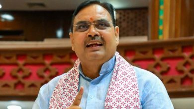 "राजस्थान में लू से बचाव के लिए पानी पीता हुआ व्यक्ति और मुख्यमंत्री की अपील का पोस्टर"
