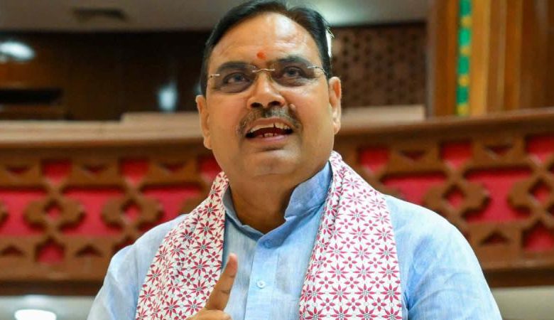 "राजस्थान में लू से बचाव के लिए पानी पीता हुआ व्यक्ति और मुख्यमंत्री की अपील का पोस्टर"
