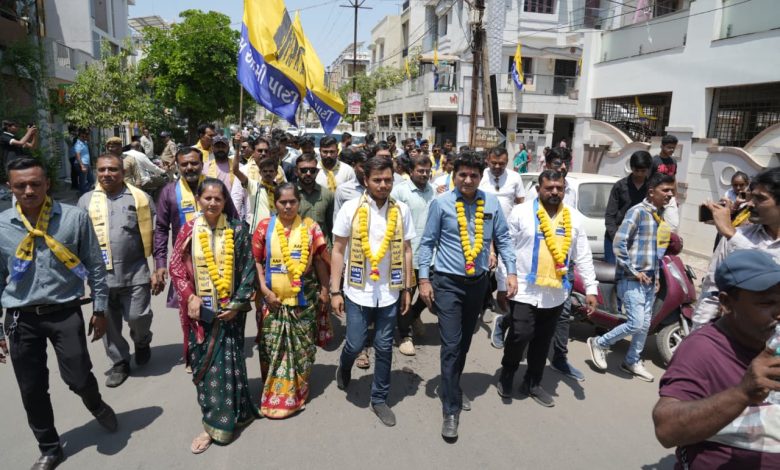 राजकोट के वार्ड नंबर 18 में AAP का डोर-टू-डोर प्रचार, इसुदान गढ़वी ने मांगा जनता का समर्थन