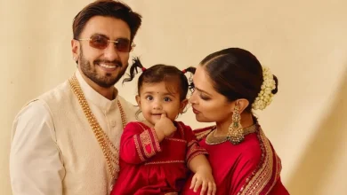 रणवीर सिंह और दीपिका पादुकोण अपनी बेटी दुआ के साथ दुआ फर्स्ट लाइव शो इवेंट में नजर आते हुए।