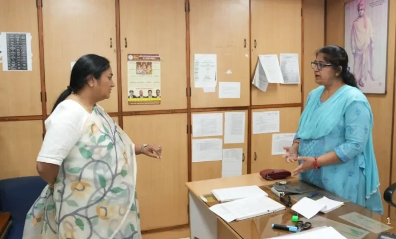 दिल्ली जीएसटी ऑफिस में सीएम रेखा गुप्ता के आदेश के बाद भी खाली मिली जॉइंट कमिश्नर की कुर्सी।