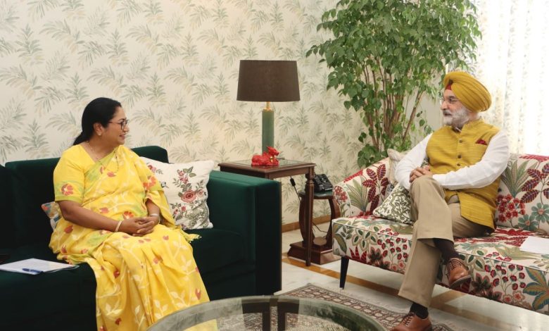 सीएम रेखा गुप्ता दिल्ली हीट वेव तैयारी की समीक्षा करते हुए LG तरुणजीत सिंह संधू के साथ